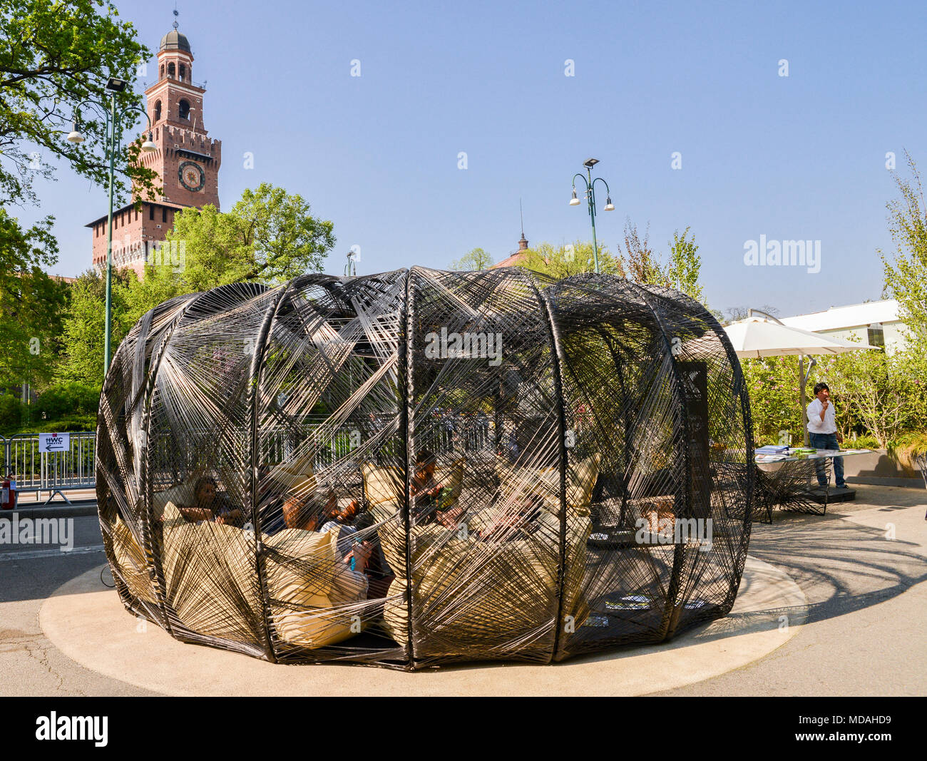 Milan, Italie - 19 Avril 2018 : Milan accueille la foire internationale de meubles et design (Salone del Mobile), où les concepteurs, architectes, concepteurs, éditeurs, et les passionnés de la dernière enquête dans le mobilier, l'éclairage, la décoration, et plus de crédit : Alexandre Rotenberg/Alamy Live News Banque D'Images