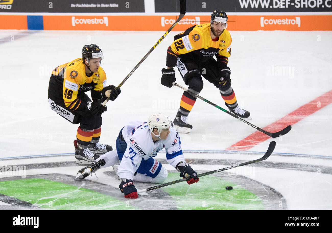 19 avril 2018, Berlin, Allemagne : le hockey sur glace, l'Allemagne contre la France, l'arène de l'EIE de l'Allemagne : Maximillian Kammerer (L) et Matthias Plachta (A) en action contre la France Sacha Treille. Photo : Julian Stratenschulte/dpa Banque D'Images