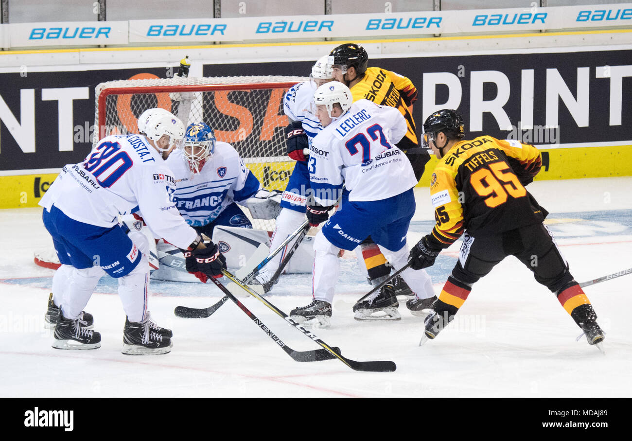 19 avril 2018, Berlin, Allemagne : le hockey sur glace, l'Allemagne contre la France, l'arène de l'EIE de l'Allemagne : Frederik Tiffels essaie de marquer. Photo : Julian Stratenschulte/dpa Banque D'Images