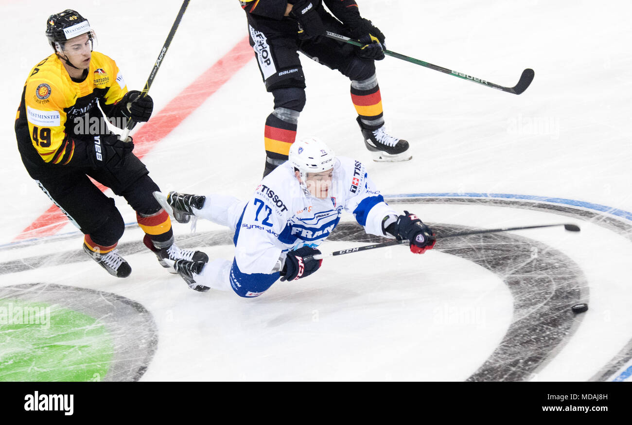 19 avril 2018, Berlin, Allemagne : le hockey sur glace, l'Allemagne contre la France, l'arène de l'EIE de l'Allemagne : Maximillian Kammerer en action contre la France Sacha Treille. Photo : Julian Stratenschulte/dpa Banque D'Images