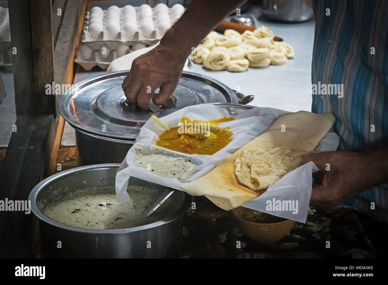 Appam Palappam , un traditionnel petit-déjeuner populaire Kerala pain avec sauce curry masala egg sur une péniche, Alappuzha, Inde Kuttanad. Du sud de l'Inde Banque D'Images