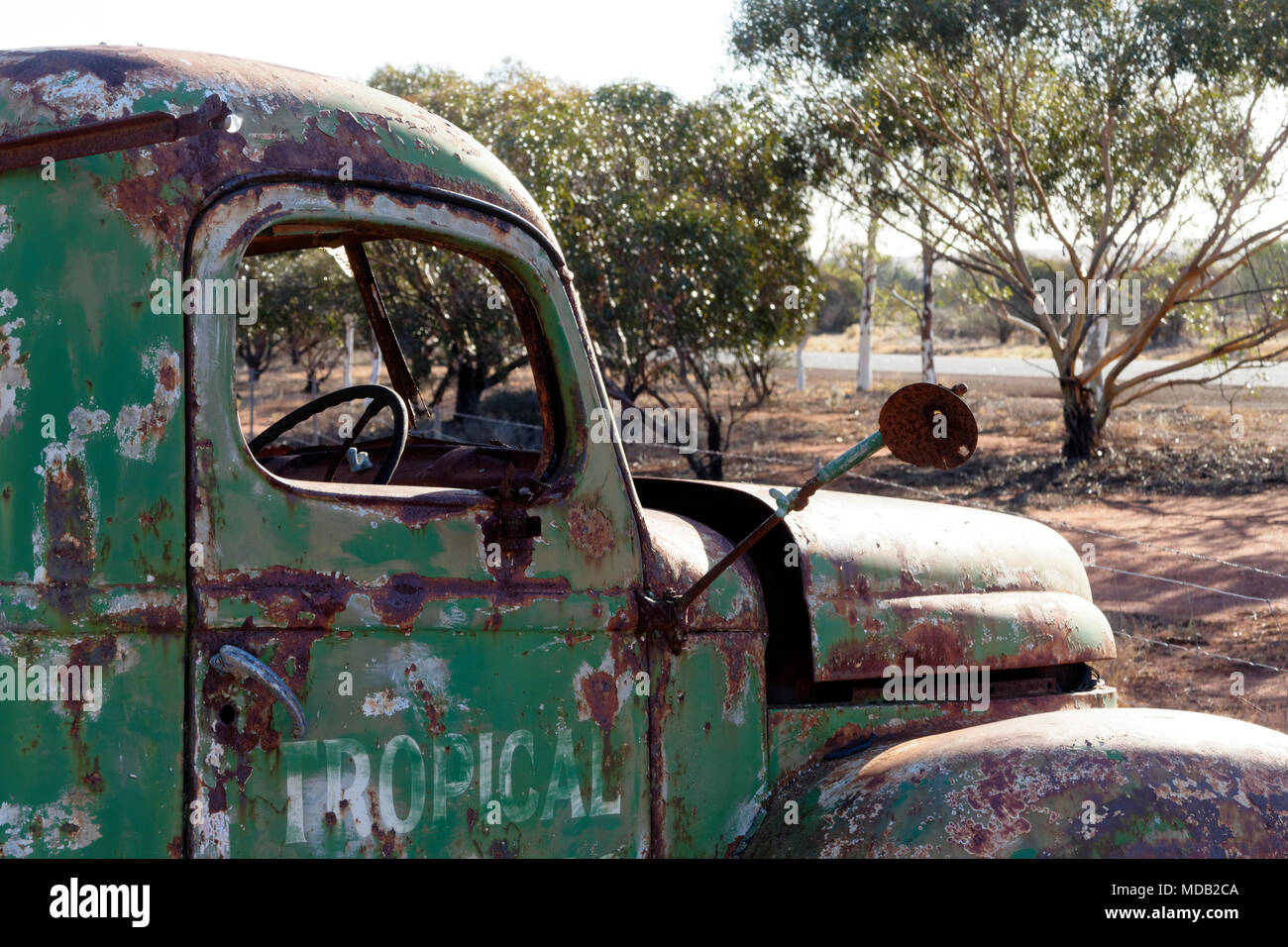 Ancienne International Truck épave sur les terres agricoles, Mullewa, Australie occidentale Banque D'Images