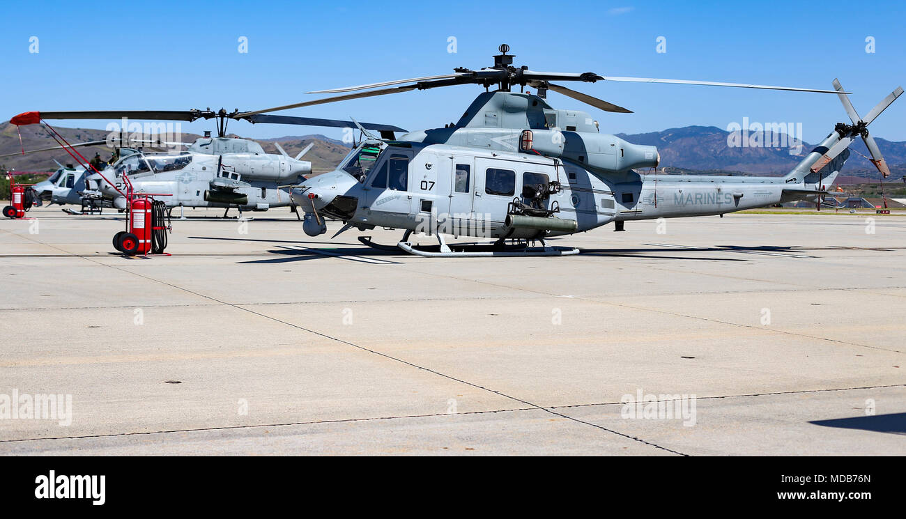 Un Marine Corps UH-1Y Venom et un AH-1W Super Cobra Marine de l'hélicoptère d'attaque léger (775 Escadron 775 HMLA), Marine Aircraft Group-41, 4ème aile d'avion Marine, attendre l'entretien régulier sur Marine Corps Air Station, Camp Pendleton, Californie, le 18 avril, 2018. Aussi connu sous le nom de "coyotes", HMLA 775 a été réactivé sur Camp Pendleton en 2016 après avoir été mis hors service pendant près de huit ans. (U.S. Marine Corps photo par le Cpl. Desiree King) Banque D'Images