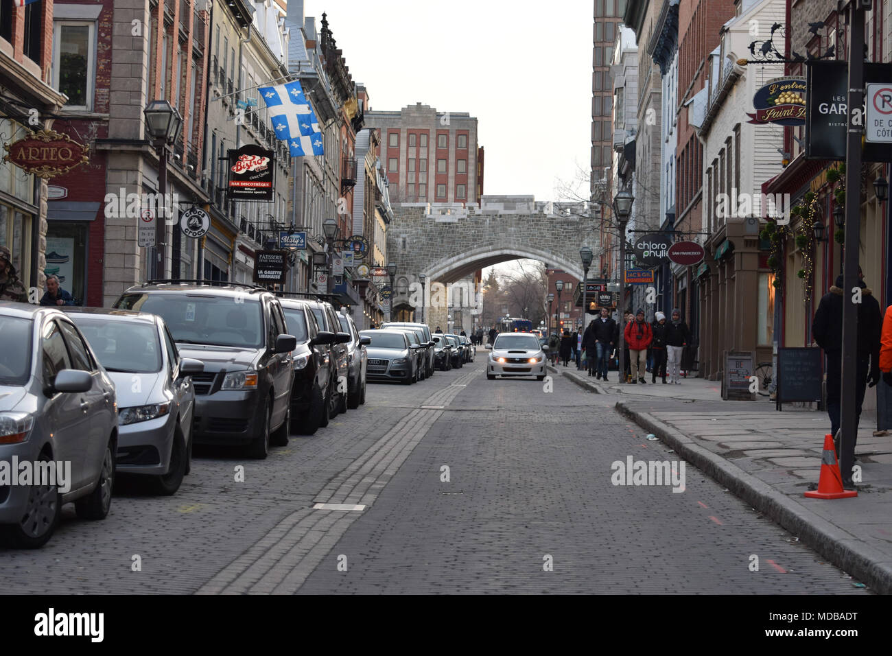 La Rue St-Jean dans le Vieux Québec, Canada sur un ciel nuageux l'après-midi. Banque D'Images