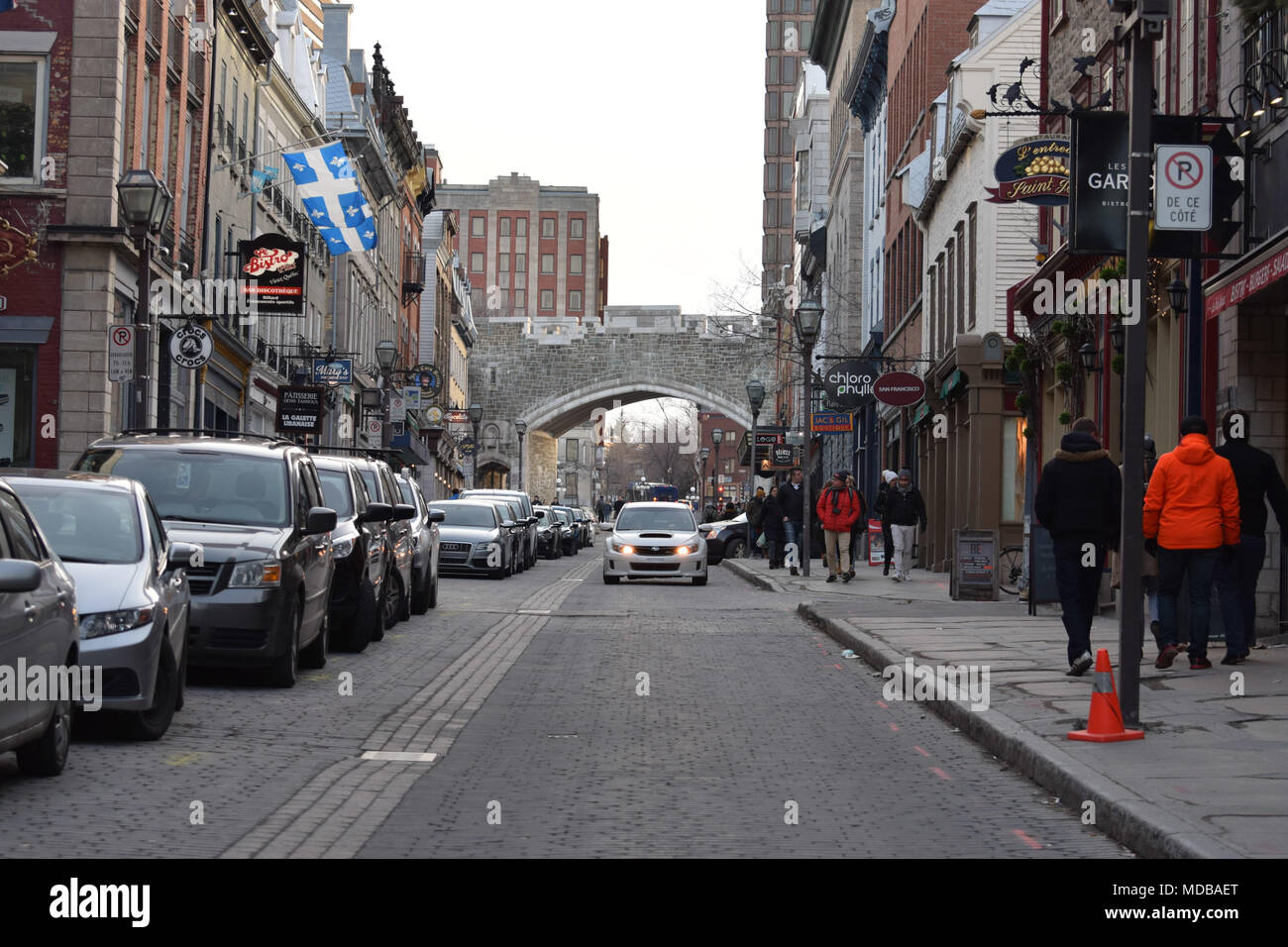 La Rue St-Jean dans le Vieux Québec, Canada sur un ciel nuageux l'après-midi. Banque D'Images
