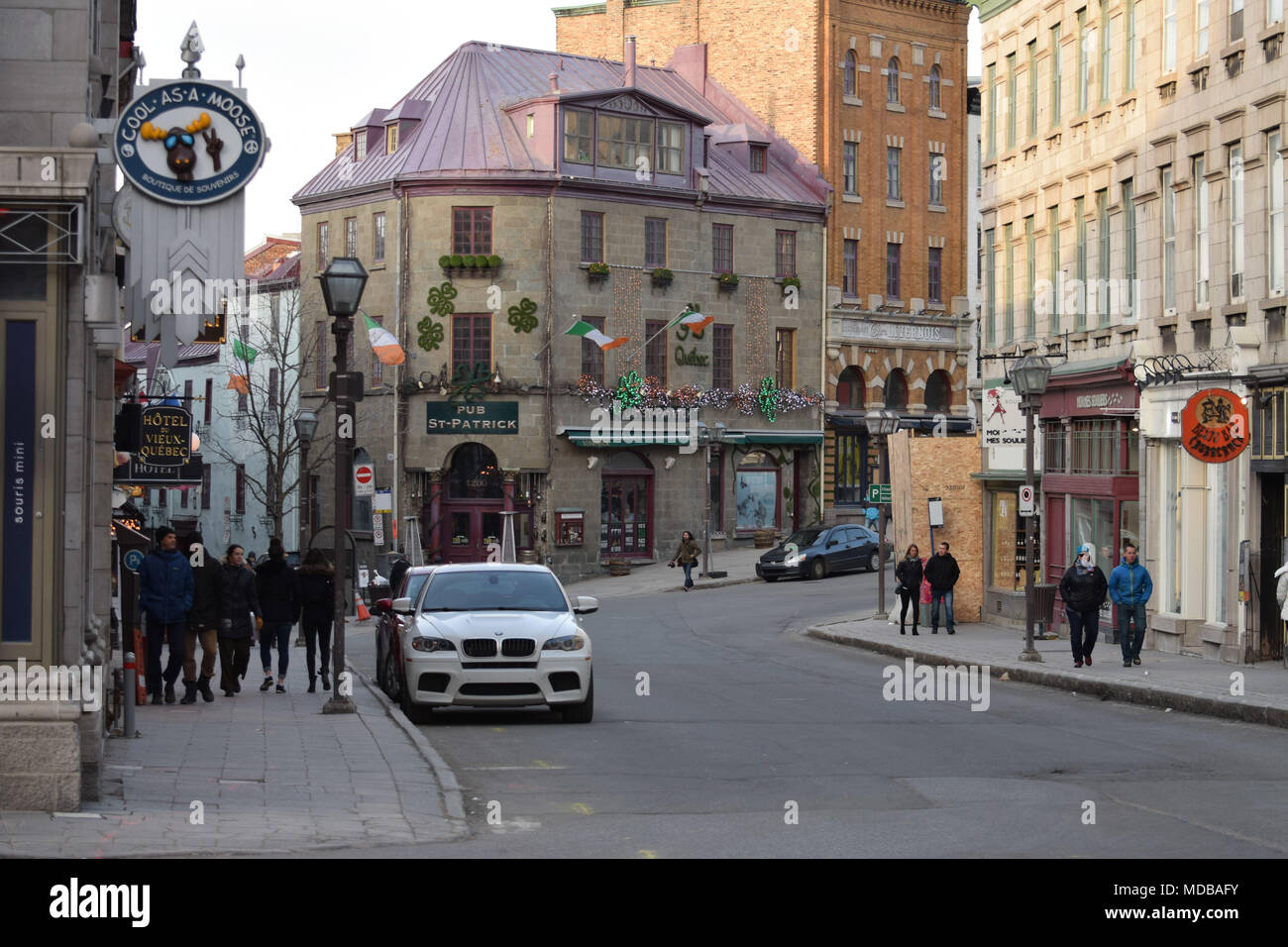 La Rue St-Jean dans le Vieux Québec, Canada sur un ciel nuageux l'après-midi. Banque D'Images