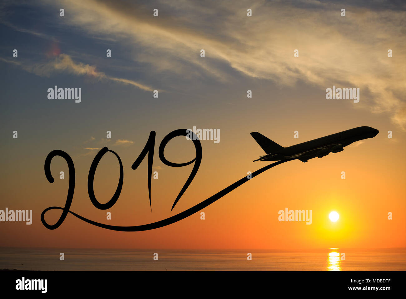 Nouvelle année 2019 dessin de flying airplane sur l'air au lever du soleil Banque D'Images