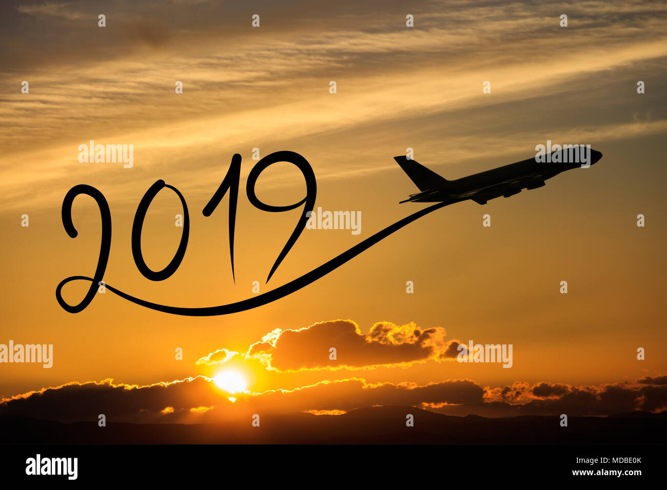 Nouvelle année 2019 dessin de flying airplane sur l'air au lever du soleil Banque D'Images