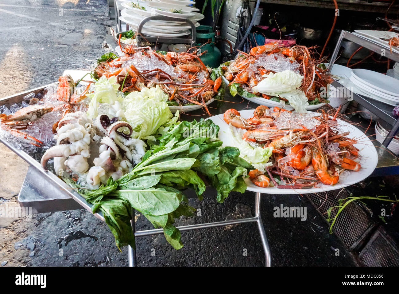 Rue De Fruits De Mer Sont Sur Un Marche Des Aliments Asiatiques Avec Tentacule Du Calmar Et De Crevettes Photo Stock Alamy