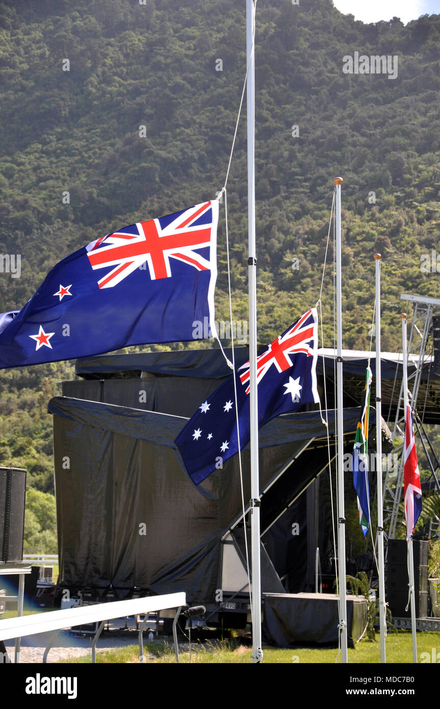 Greymouth, Nouvelle-Zélande, 2 décembre 2010 : drapeaux en berne pendant le Service Commémoratif de Pike River, tenue en l'honneur des 29 hommes tués dans la mine de Pike River près de Greymouth, 2010 Banque D'Images