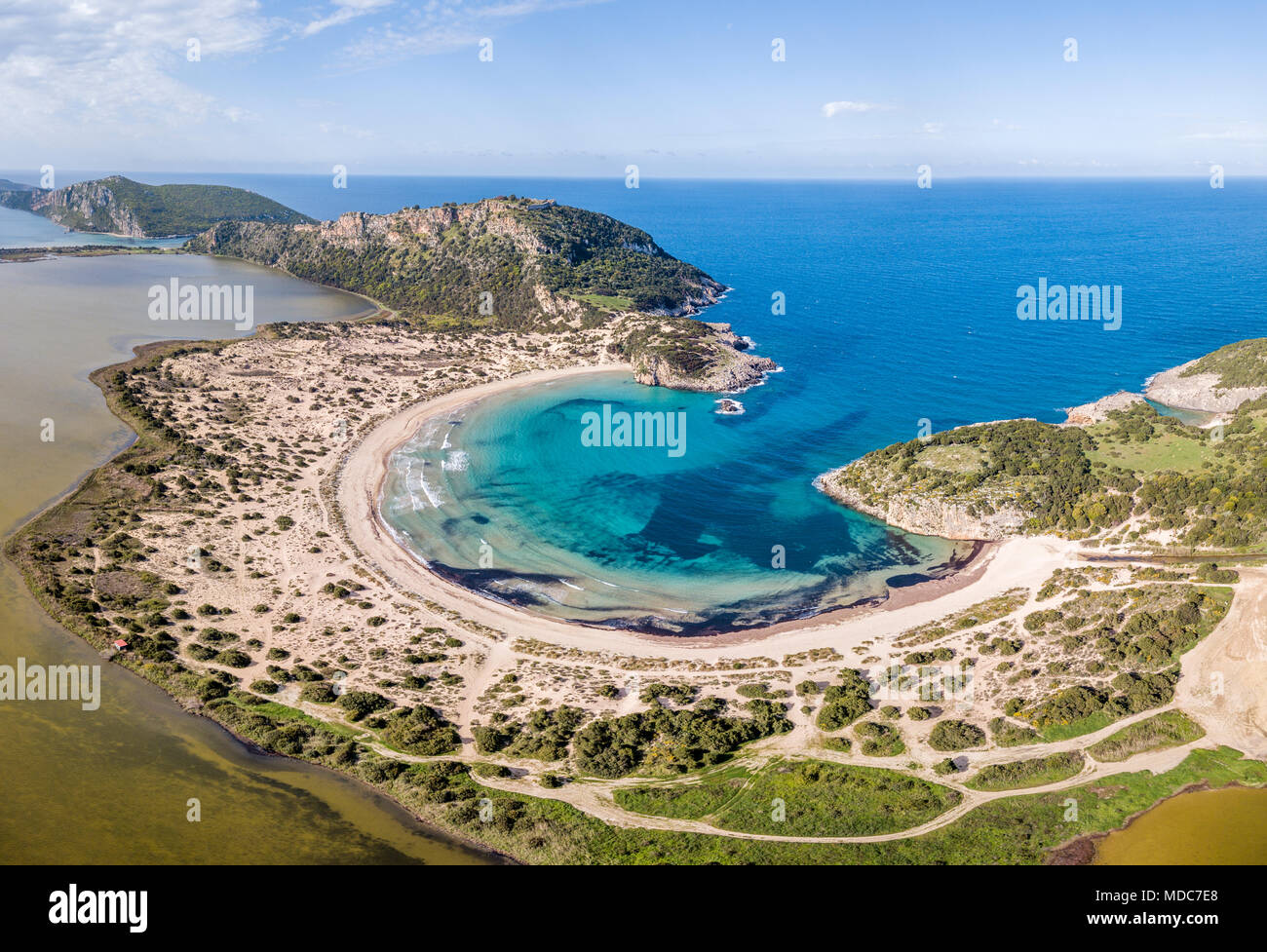 Vue aérienne de la plage de Voidokilia, une plage populaire de Messénie dans l'espace méditerranéen de la Grèce Banque D'Images