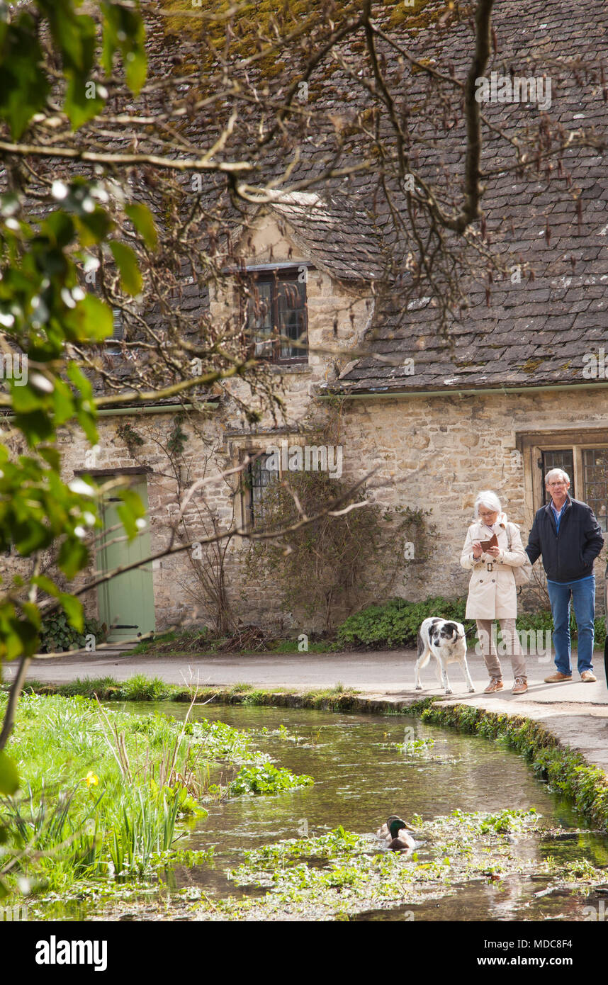 17e siècle Arlington row dans le village de Cotswold Anglais Bibury Gloucestershire anciennement weavers cottages maintenant propriété du National Trust Banque D'Images