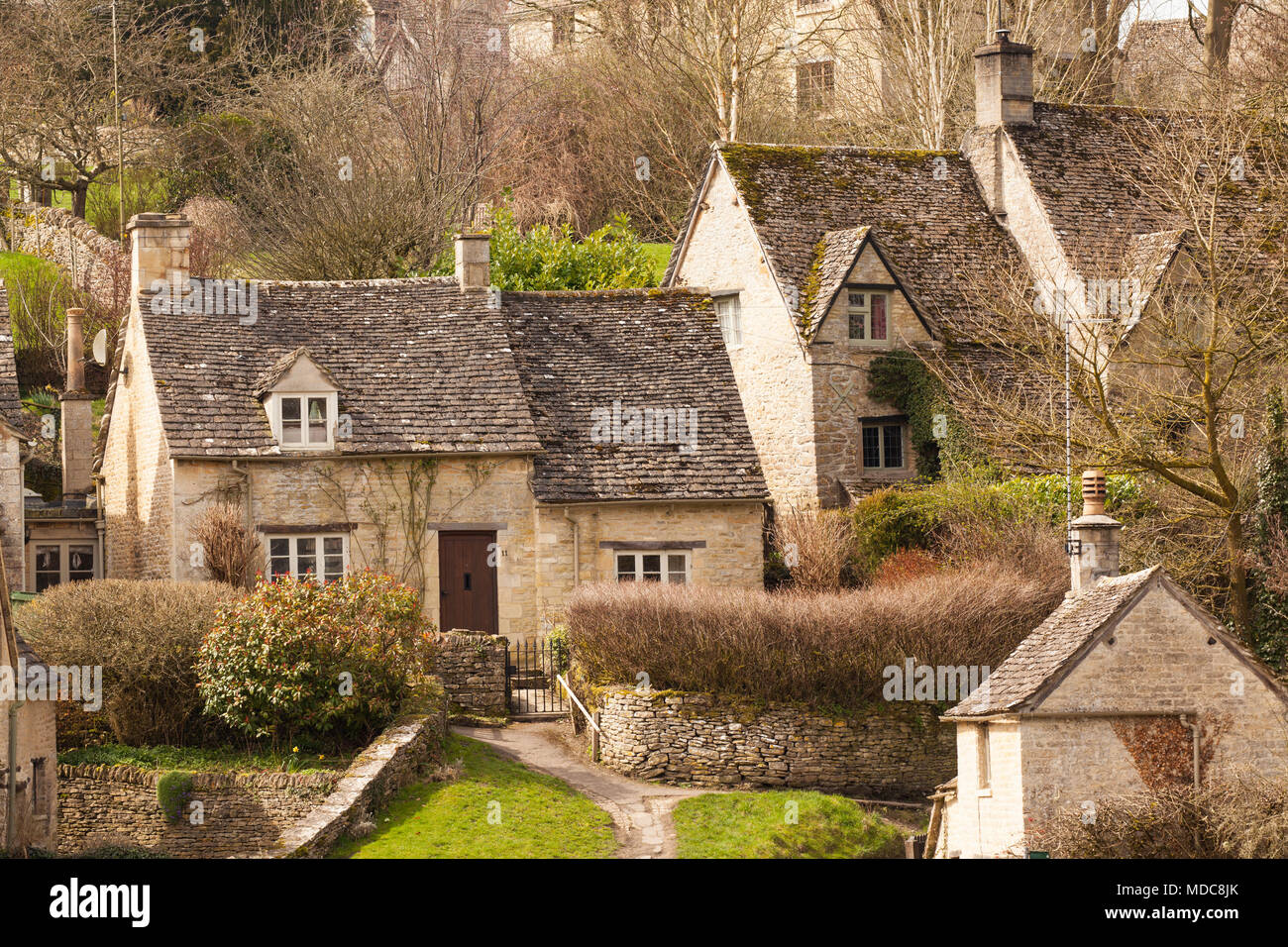 Le village de Cotswold Anglais Bibury Gloucestershire anciennement weavers cottages maintenant propriété du National Trust Banque D'Images