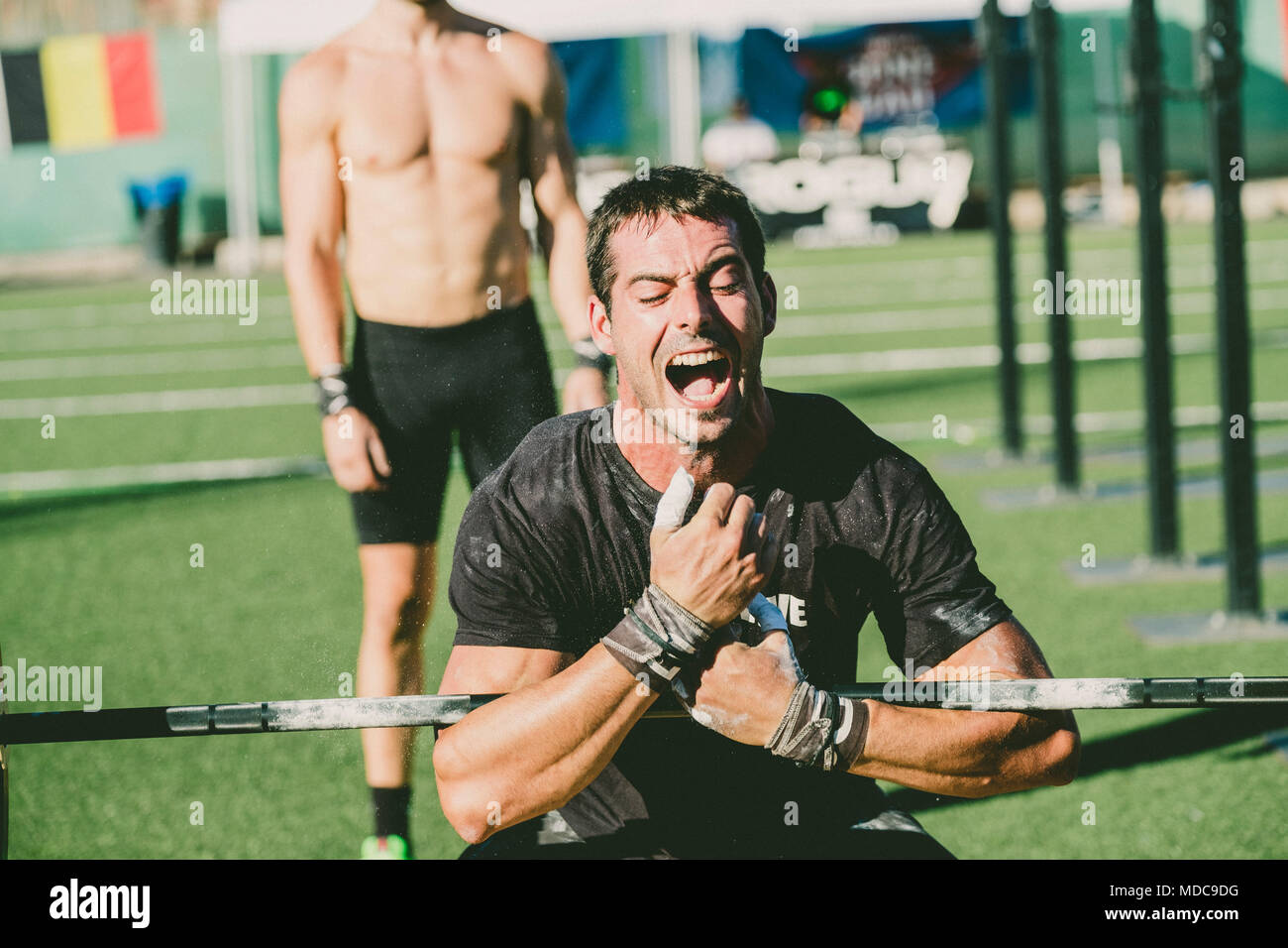 L'abandon de l'athlète lors d'une bar poids compétition CrossFit Banque D'Images