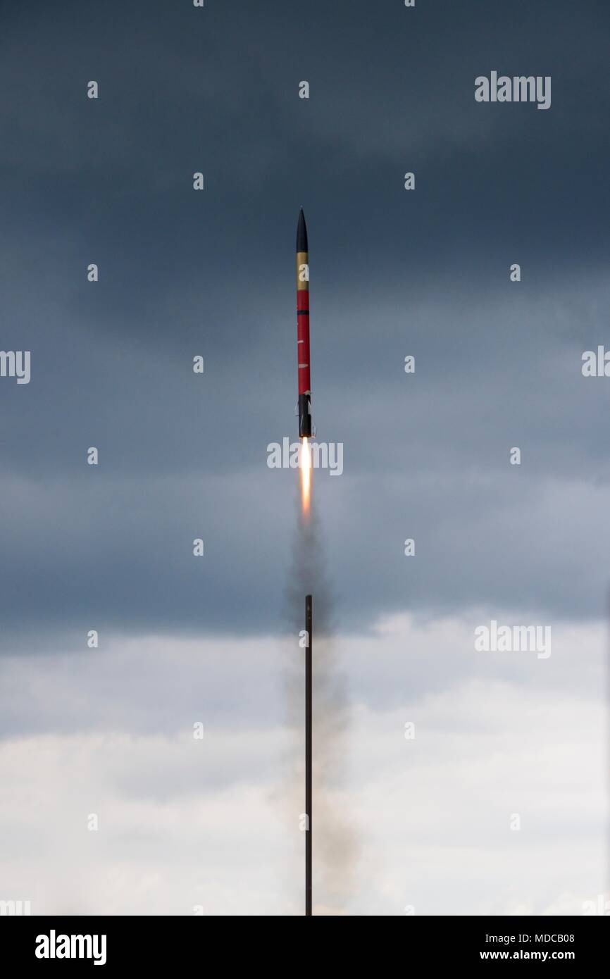 Le décollage d'une fusée alimentés liquide construit par les élèves du secondaire dans le cadre d'un programme de la tige. Il haies vers son apogée finale à 1 km d'altitude. Banque D'Images