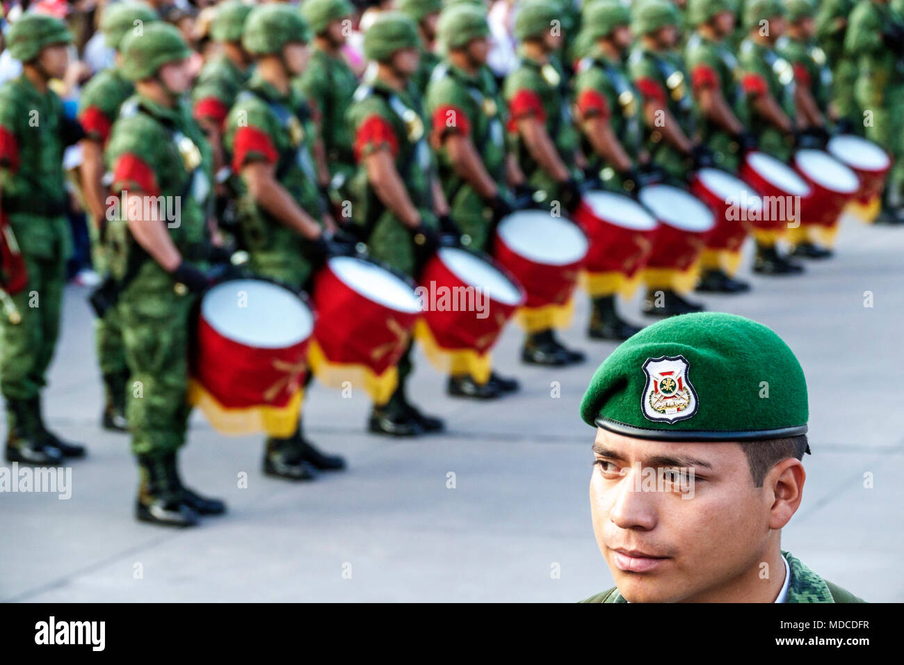 Mexico, mexicain, hispanique, centre historique, Plaza de la Constitucion Constitution Zocalo, cérémonie de descente du drapeau, homme hommes, femme femme femme wome Banque D'Images