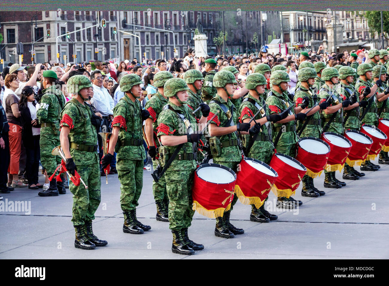 Mexico, mexicain, hispanique, centre historique, Plaza de la Constitucion Constitution Zocalo, cérémonie de descente du drapeau, homme hommes, femme femme femme wome Banque D'Images