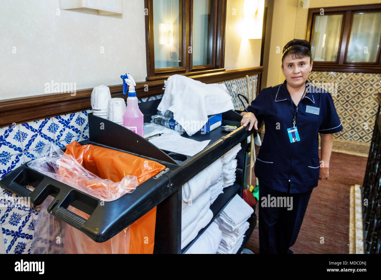 Mexico, mexicain, hispanique, centre historique, 5 de Febrero, Hampton Inn Centro historico, hôtel, intérieur, couloir, ménage de la femme de ménage c Banque D'Images