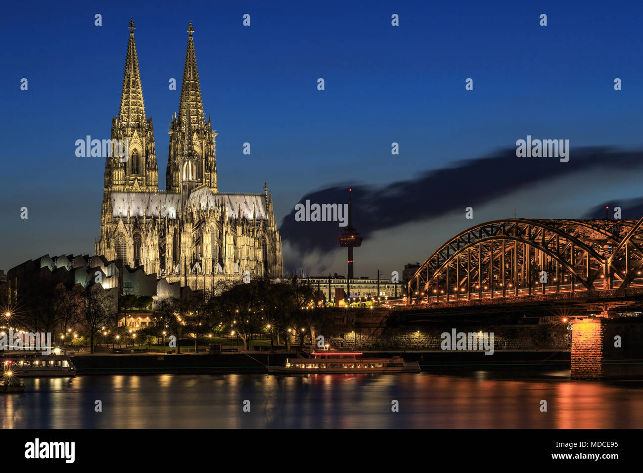 La cathédrale de Cologne de nuit avec un nuage noir Banque D'Images