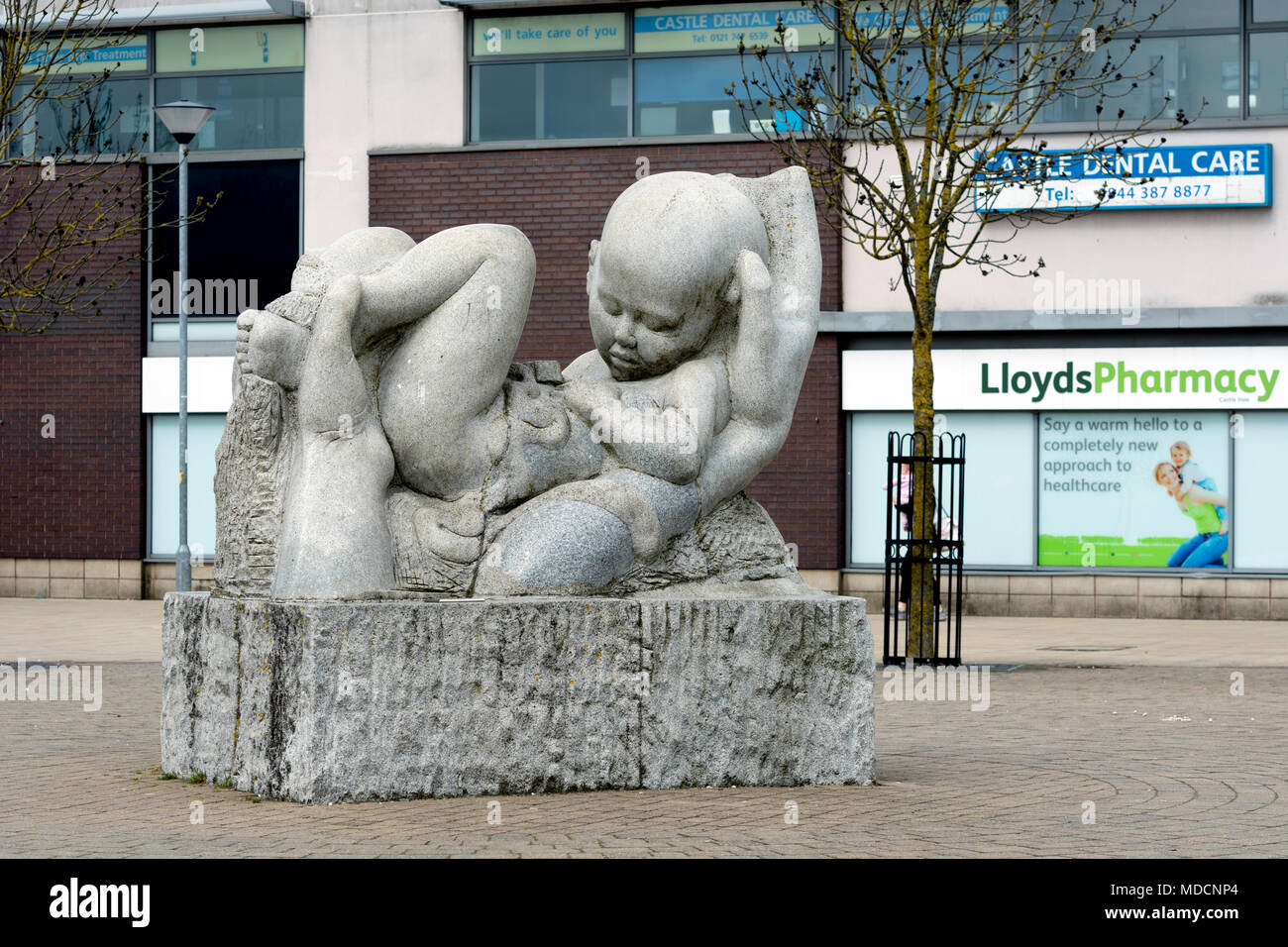 'Nouveau-né' sculpture par Michael Pegler, CASTLE VALE, Birmingham, UK Banque D'Images