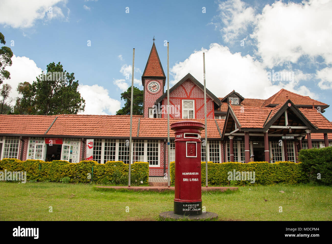 Bureau de poste style revivaliste Tudor à Nuwara Eliya, surnommé 'Little England'. Façade en briques rouges, des toits de tuiles rouges et joli réveil spire avec ciel bleu Banque D'Images