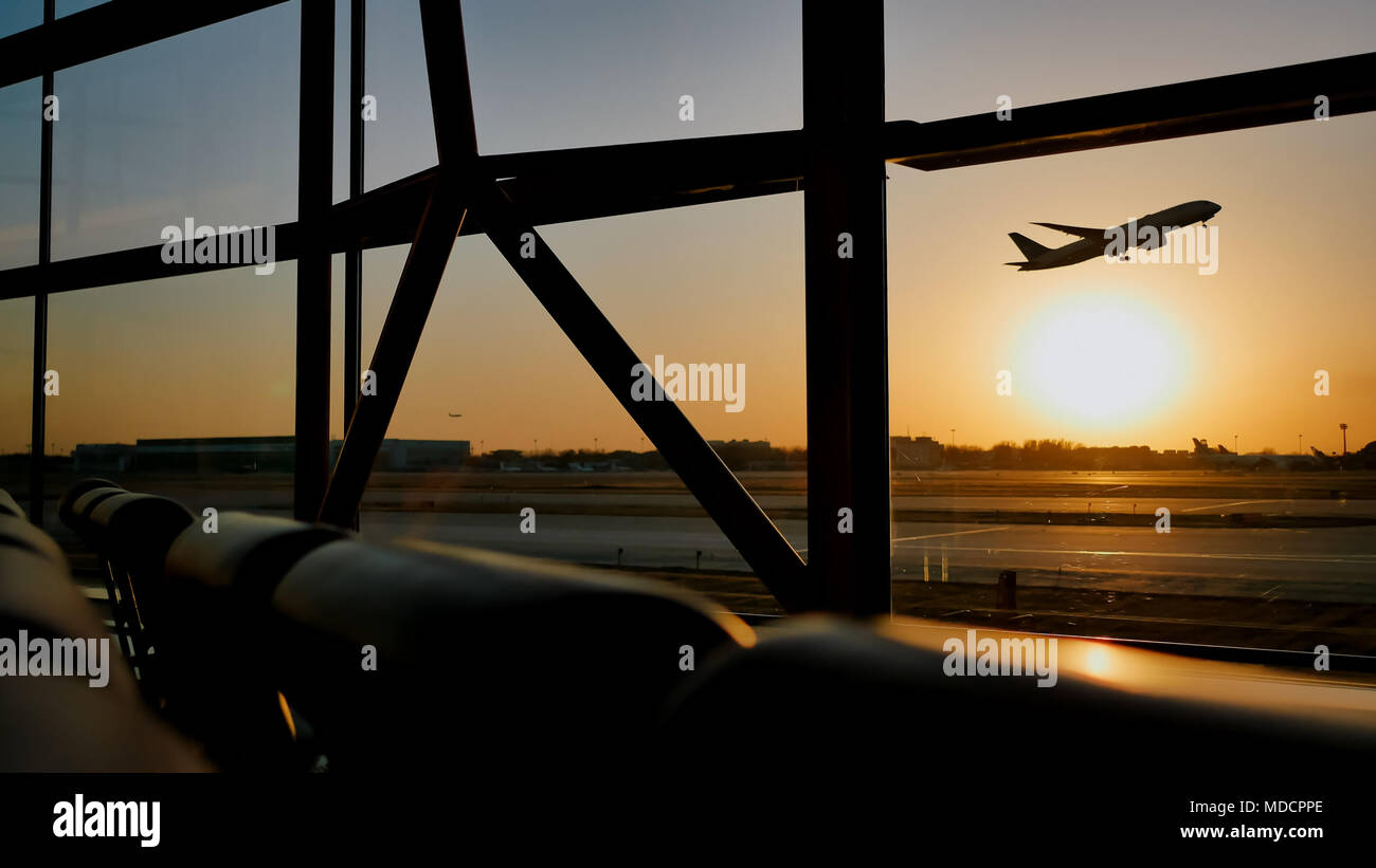Silhouette D Un Avion Qui Decolle De Coucher Du Soleil A L Aeroport De Pekin En Arriere Plan D Une Fenetre Photo Stock Alamy Silhouette D Un Avion Qui Decolle De Coucher Du Soleil A L Aeroport De Pekin En Arriere Plan D Une Fenetre Photo Stock Alamy