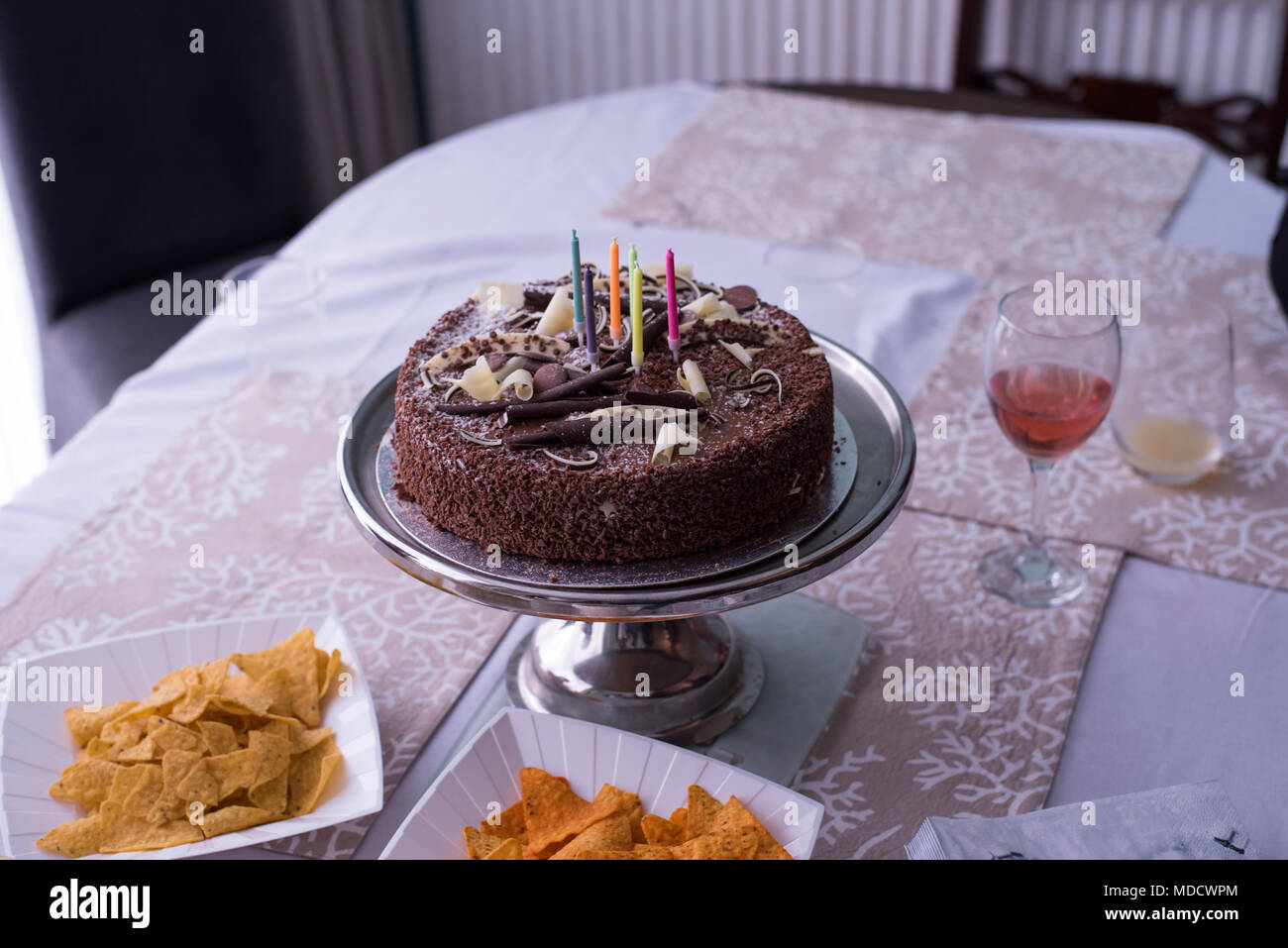 Gateau Au Chocolat Avec Des Bougies Colorees A Cote D Une Assiette
