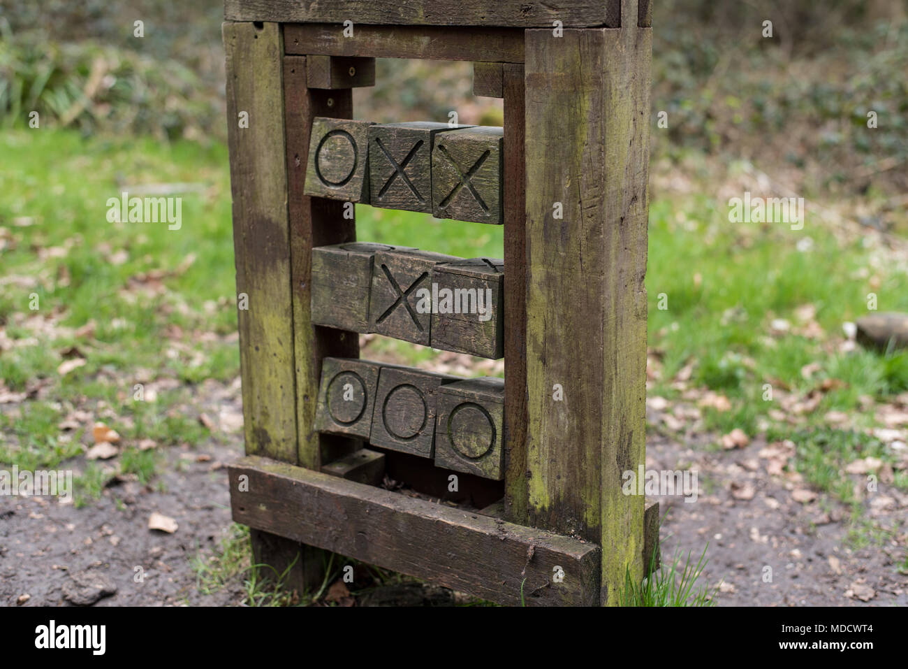Jeu de morpion en bois sculpté et croisements dans une aire de jeux pour enfants sur Dunstable Downs, Hertfordshire UK Banque D'Images