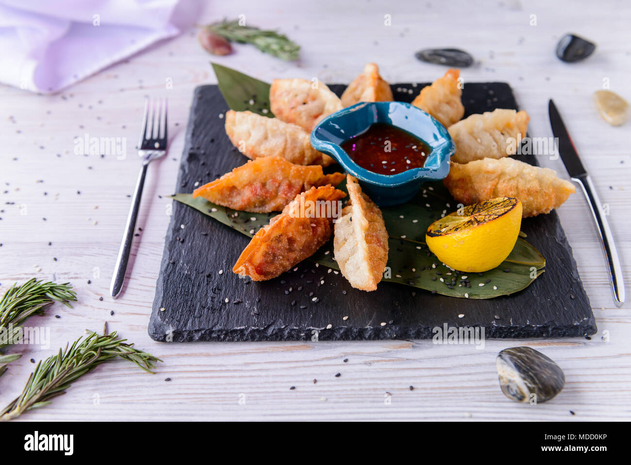 Belle a servi de la nourriture sur la plaque, la viande avec légumes naturels ingrédients Banque D'Images