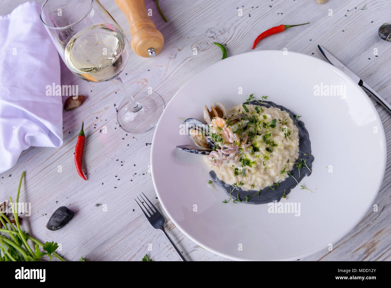 Belle a servi de la nourriture sur la plaque, la viande avec légumes naturels ingrédients Banque D'Images