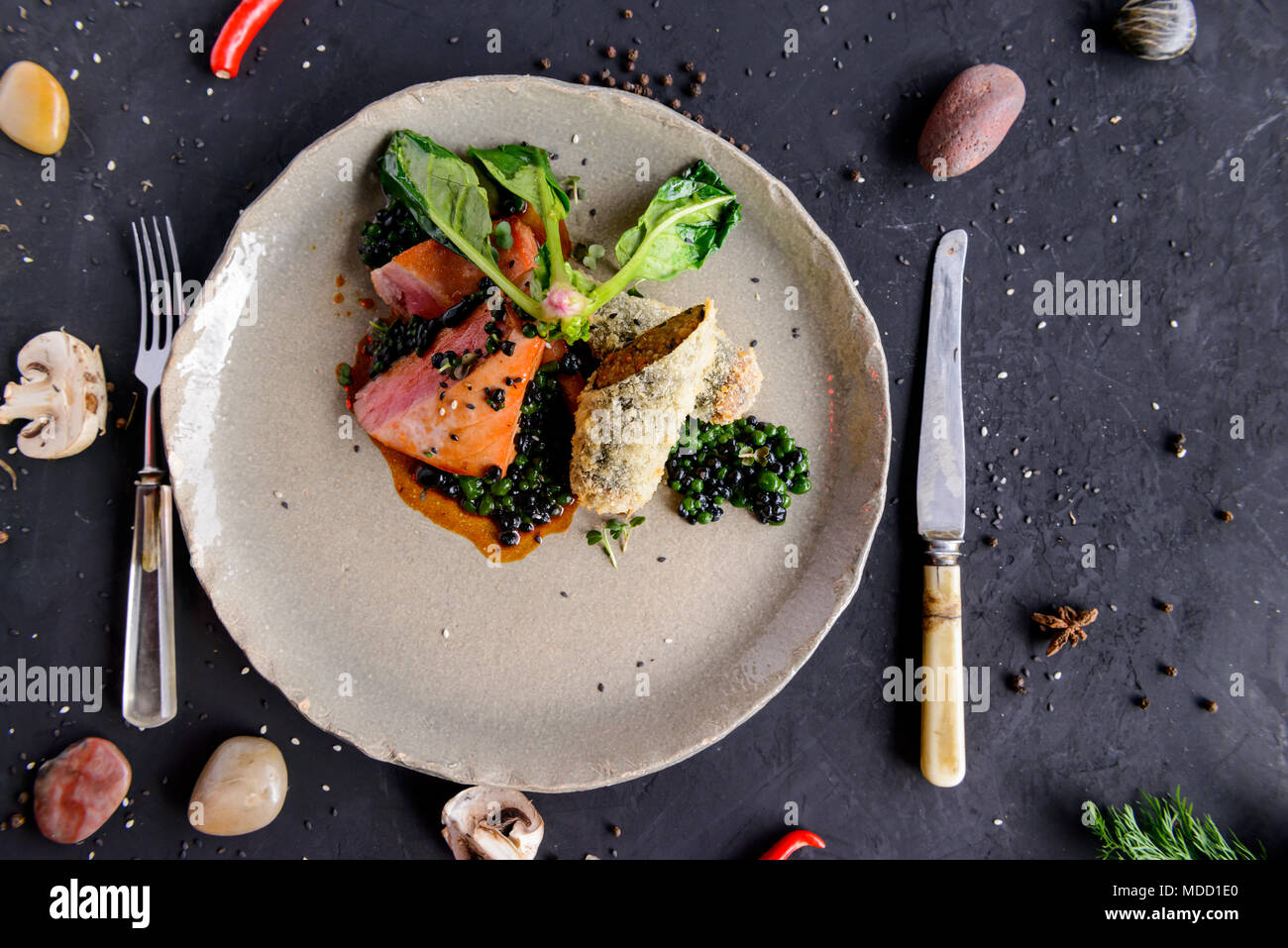 Belle a servi de la nourriture sur la plaque, la viande avec légumes naturels ingrédients Banque D'Images