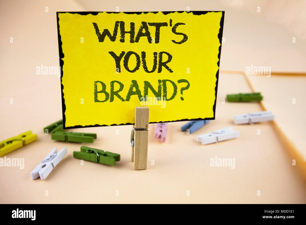 Écrit remarque montrant quel est votre marque de question. Photo d'affaires mettant en vedette Définir marque individuelle Identifier les écrits de l'entreprise Post-it jaune P Banque D'Images