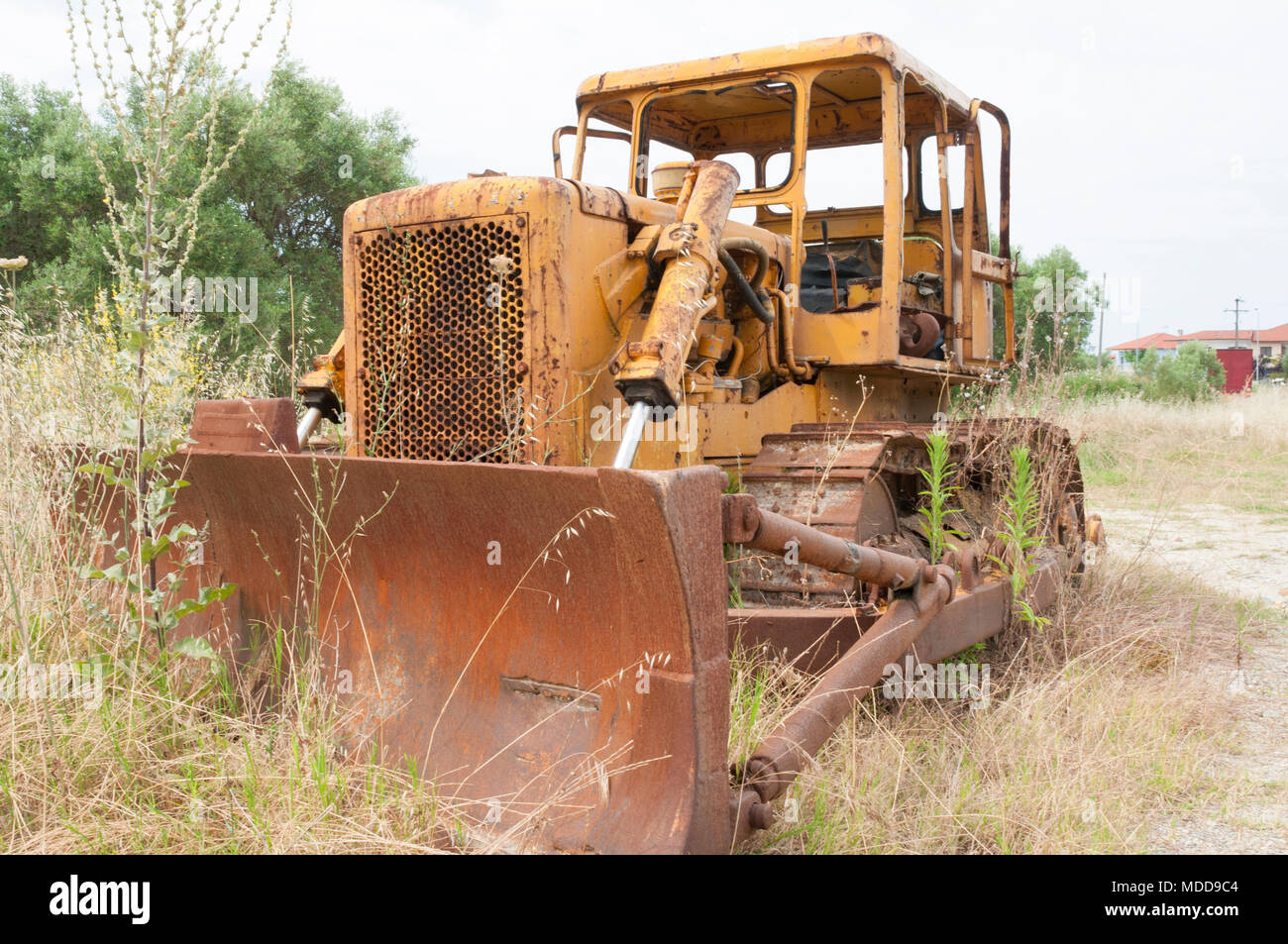 Old abandoned bulldozer de gauche à la rouille dans un champ Banque D'Images