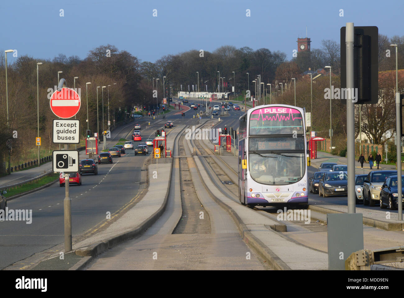 Freiner à l'aide de bus bus lane sur l'A64 par panneau d'avertissement à l'usage des autobus guidé uniquement dans la ville de Leeds, yorkshire royaume uni Banque D'Images