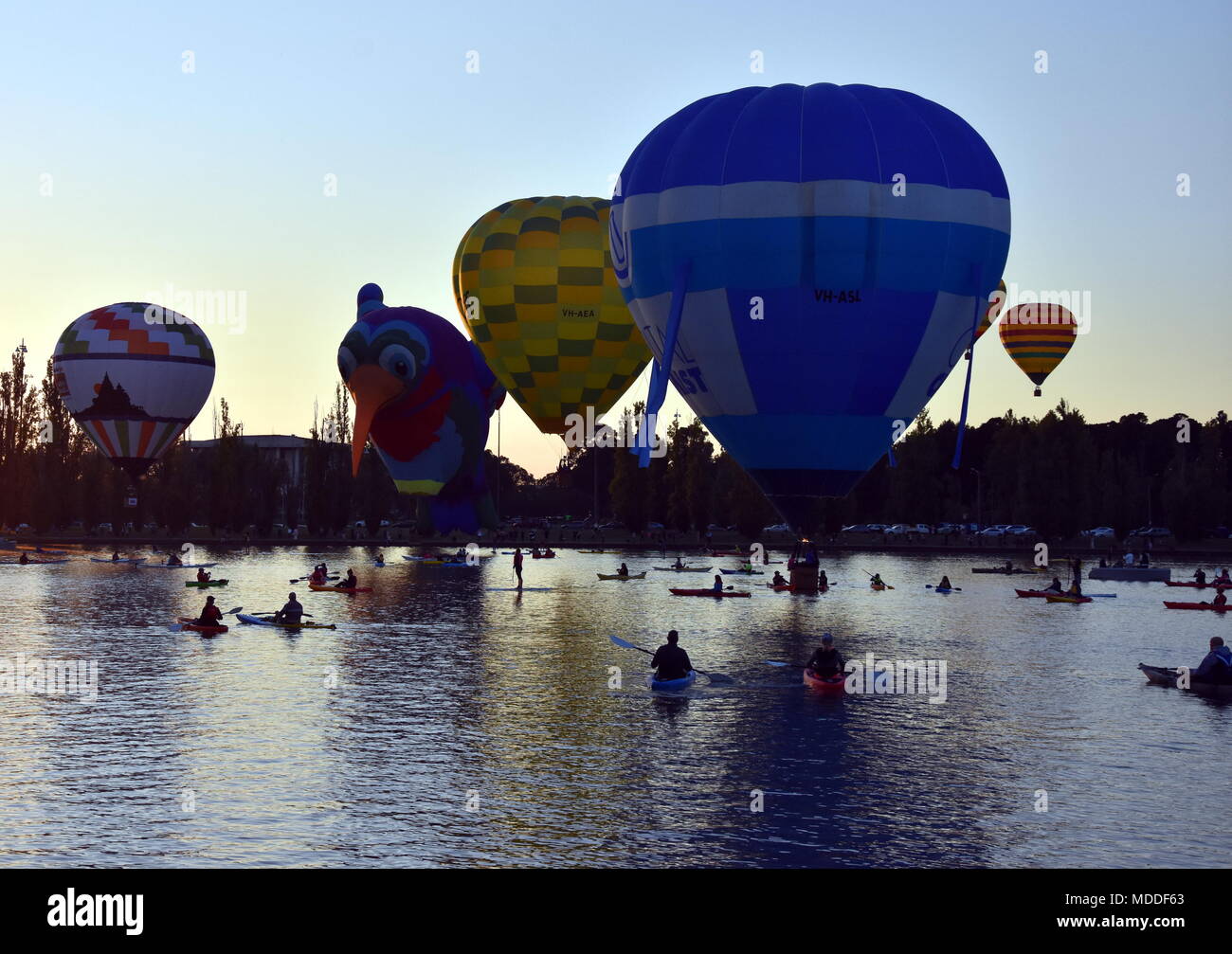 Canberra, Australie - 11 mars, 2018. Regarder les kayakistes de grands ballons à air chaud à l'entrée du lac Burley Griffin, dans le cadre de la Fest spectaculaire Ballon Banque D'Images