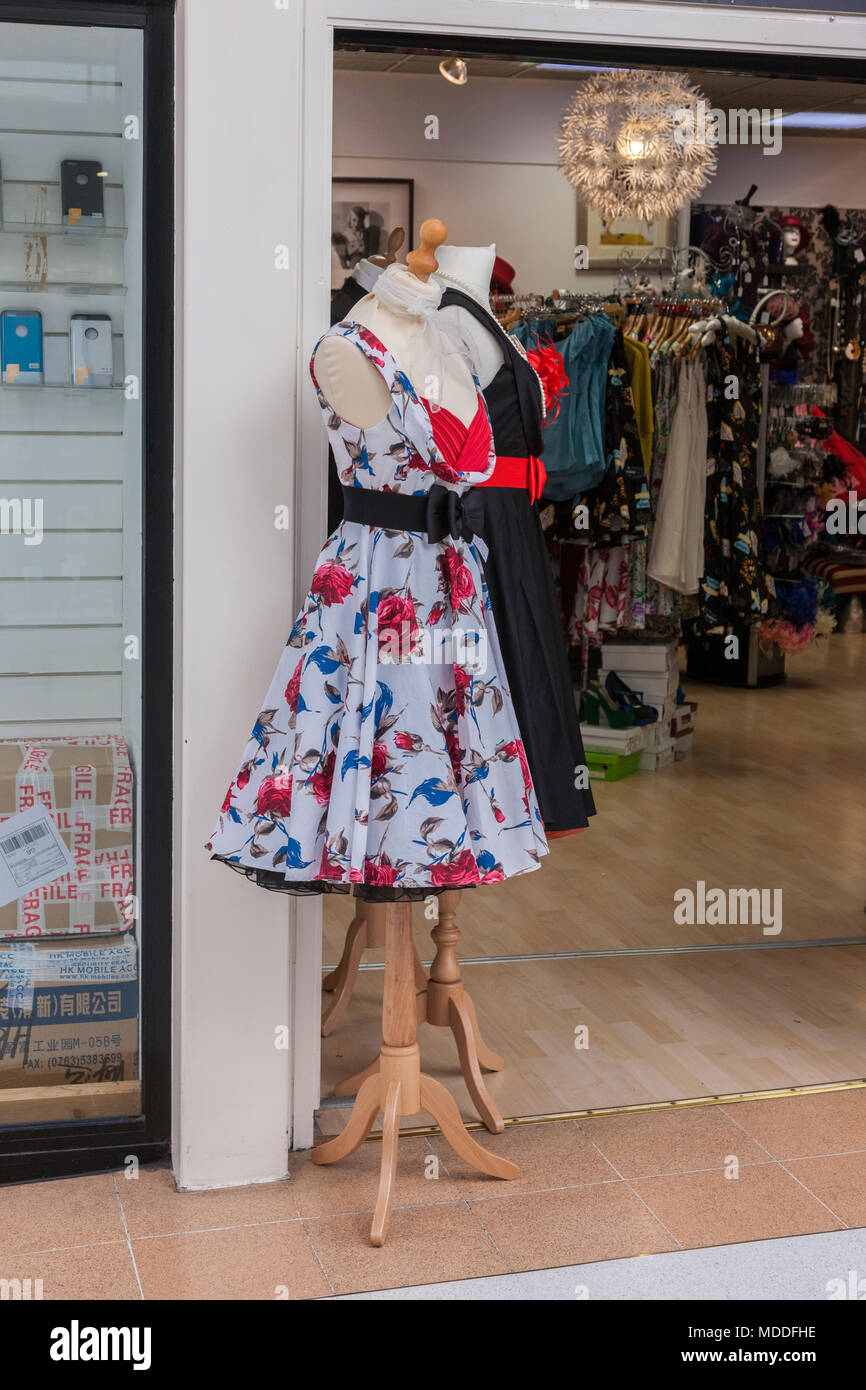 Affichage de l'extérieur du vêtement Bohemian constate, vente de neuf, d'occasion et vêtements vintage au pied du marché, Nothampton Town Center. Banque D'Images