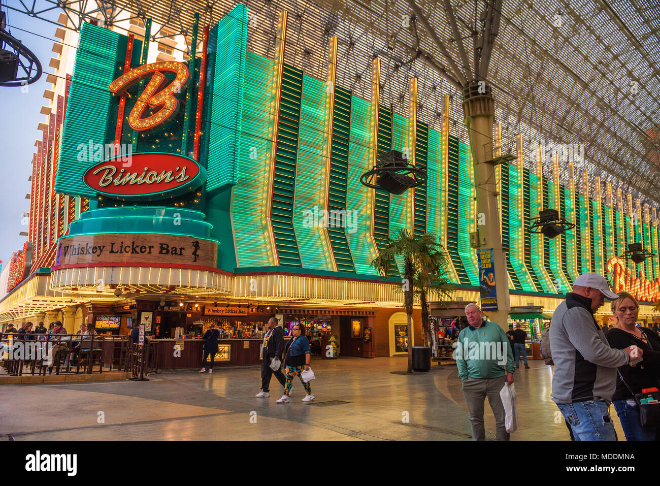 Fremont Street avec de nombreux touristes et les néons de Las Vegas Banque D'Images