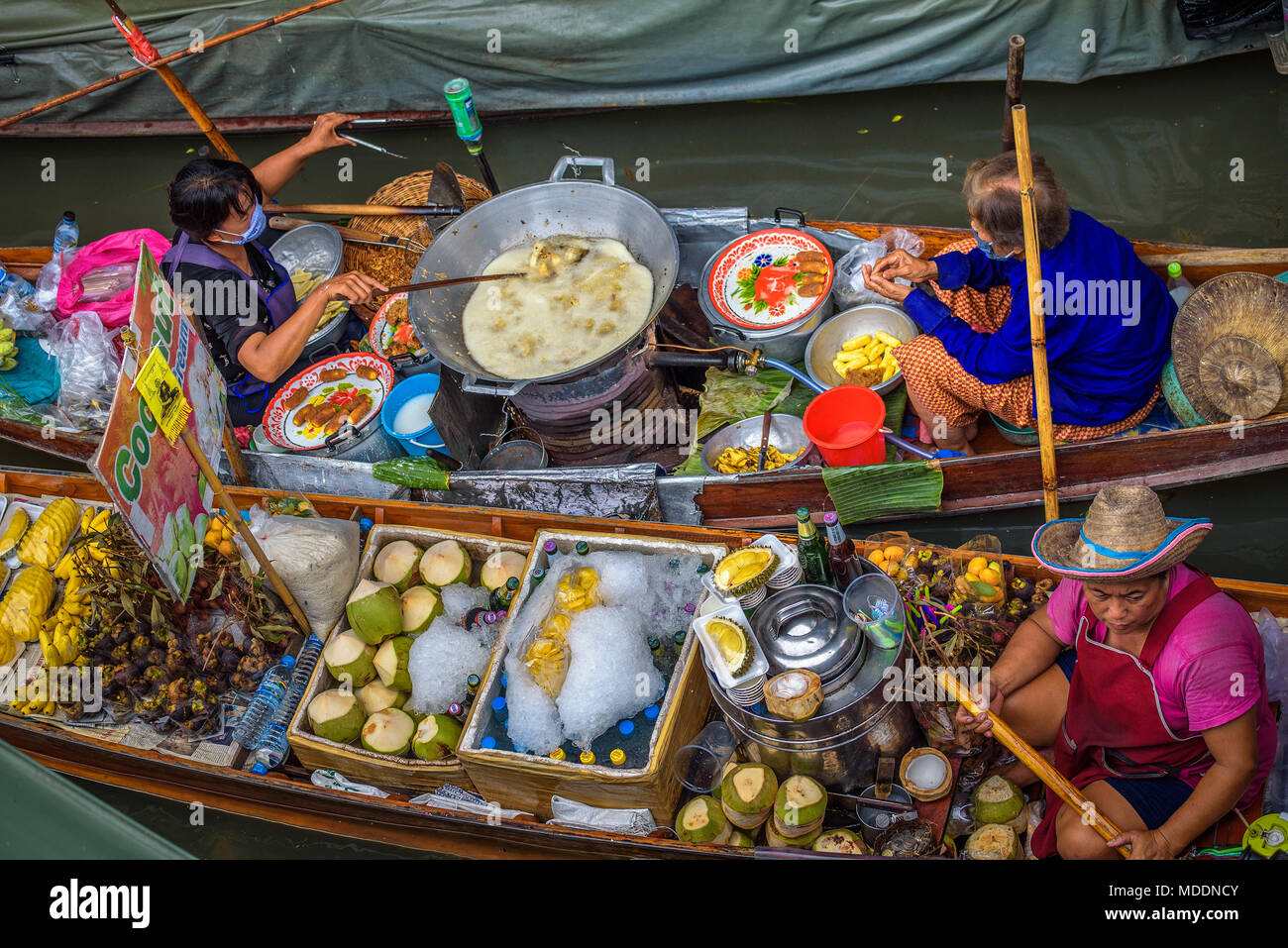 Vendeurs locaux à un marché flottant en Thailande Banque D'Images
