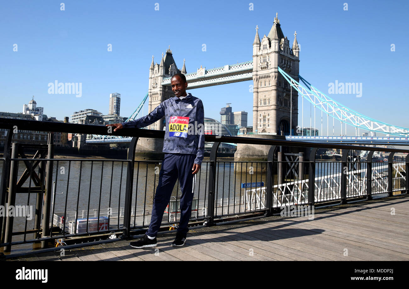 Guye Adola, un éthiopien, pose une photo devant le Tower Bridge pendant la journée médiatique à l'hôtel Tower, Londres.APPUYEZ SUR ASSOCIATION photo.Date de la photo : jeudi 19 avril 2018.Voir PA Story Athletics Marathon.Le crédit photo devrait se lire: Steven Paston/PA Wire Banque D'Images