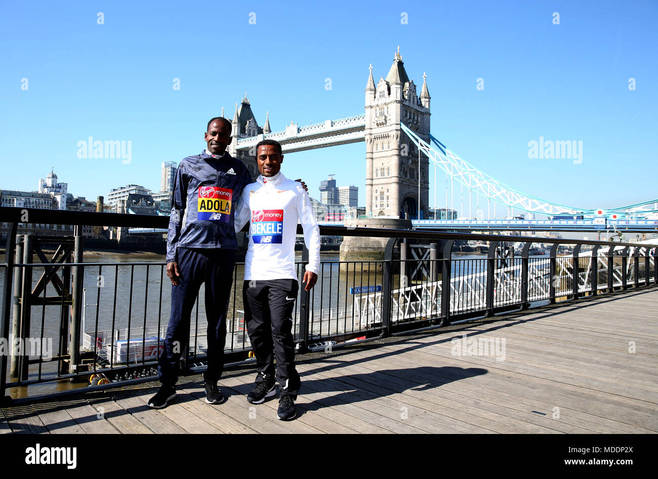 L'Éthiopie a Guye Adola (à gauche) et Kenenisa Bekele posent pour une photo devant le Tower Bridge au cours de la journée des médias à l'hôtel Tower, London. ASSOCIATION DE PRESSE Photo. Photo date : Jeudi 19 Avril, 2018. Voir l'activité histoire de l'ATHLÉTISME Marathon. Crédit photo doit se lire : Steven Paston/PA Wire Banque D'Images