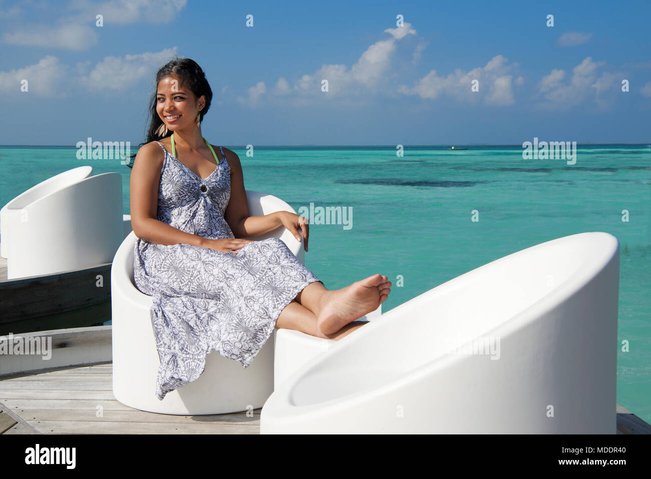 Girl relaxing dans un ovale président Lux Resort South Ari Atoll Maldives Banque D'Images