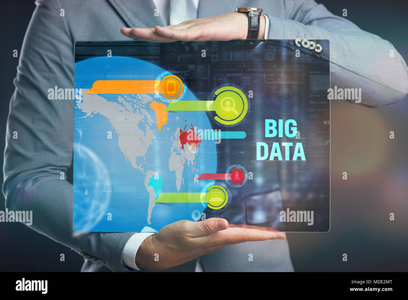 Le commerce, la technologie, internet et réseau concept. Jeune homme d'affaires travaillant sur son ordinateur portable, sélectionnez l'icône sur le big data de l'écran virtuel. Banque D'Images