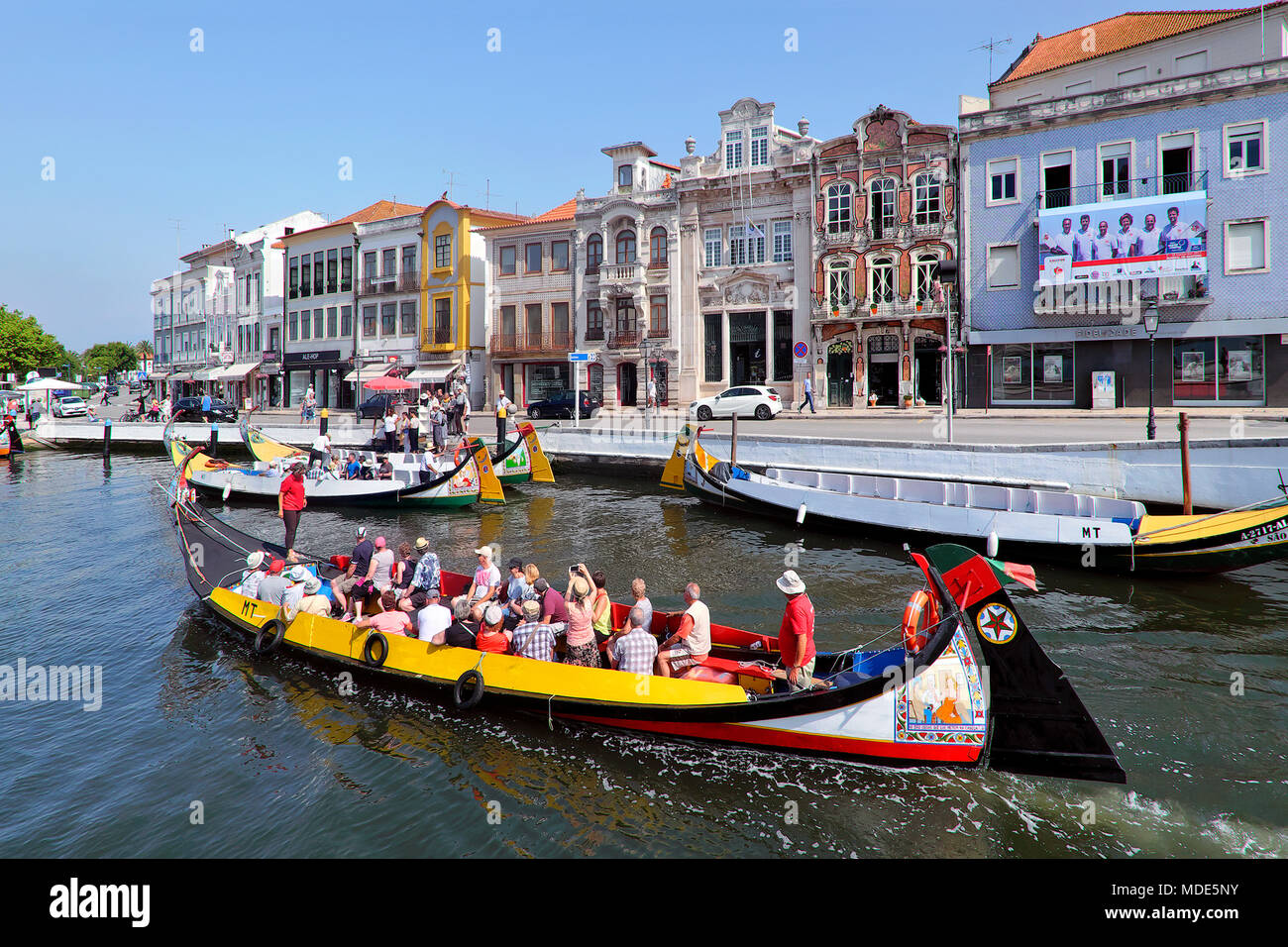 Les touristes sur un bateau moliceiro Aveiro voyage, canal, région Centre, Portugal Banque D'Images