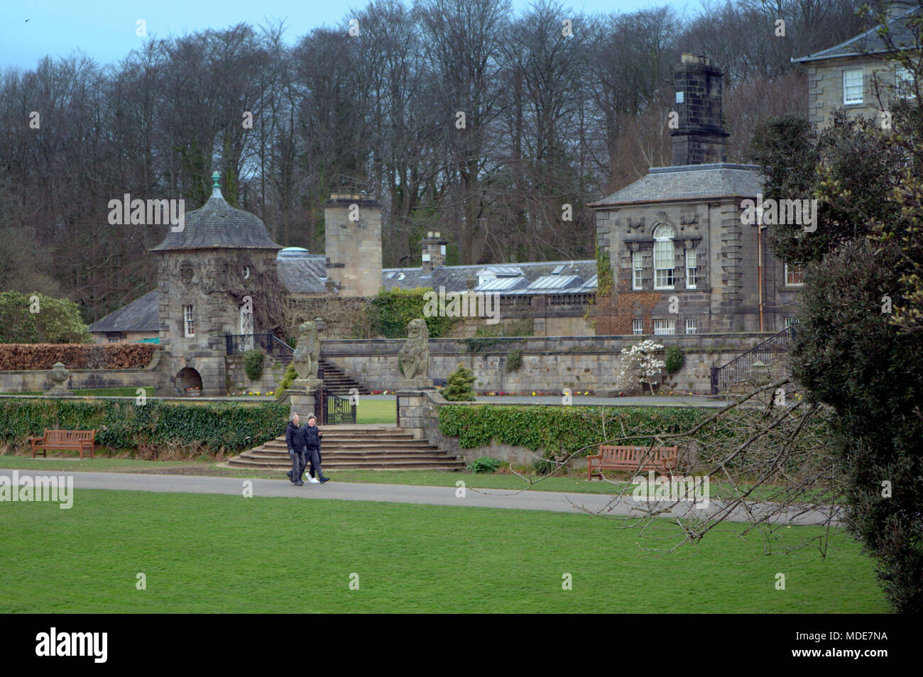 National Trust for Scotland Face de Pollock house Country Park Glasgow dog walking woman Banque D'Images