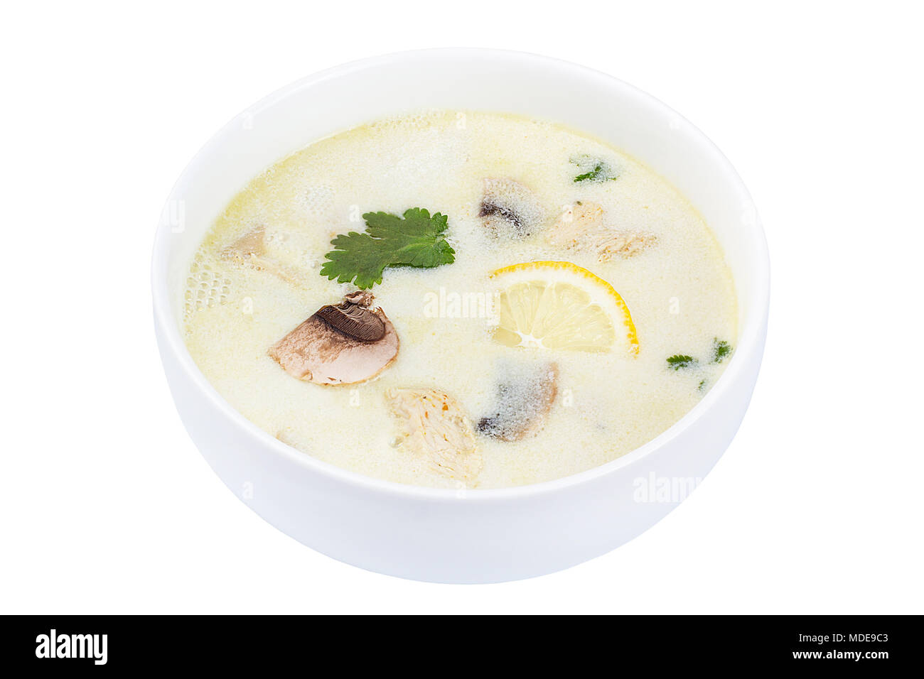 Thai Food Tom Yum Gong. Soupe dans un bol blanc isolé sur fond blanc. Soupe avec un grand angle de visualisation. Banque D'Images