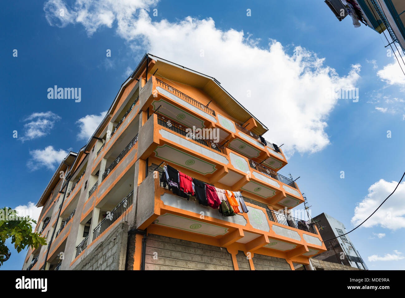 Maison typique de l'Afrique colorée en Tassia, un quartier résidentiel à l'Est de Nairobi, Kenya. Banque D'Images