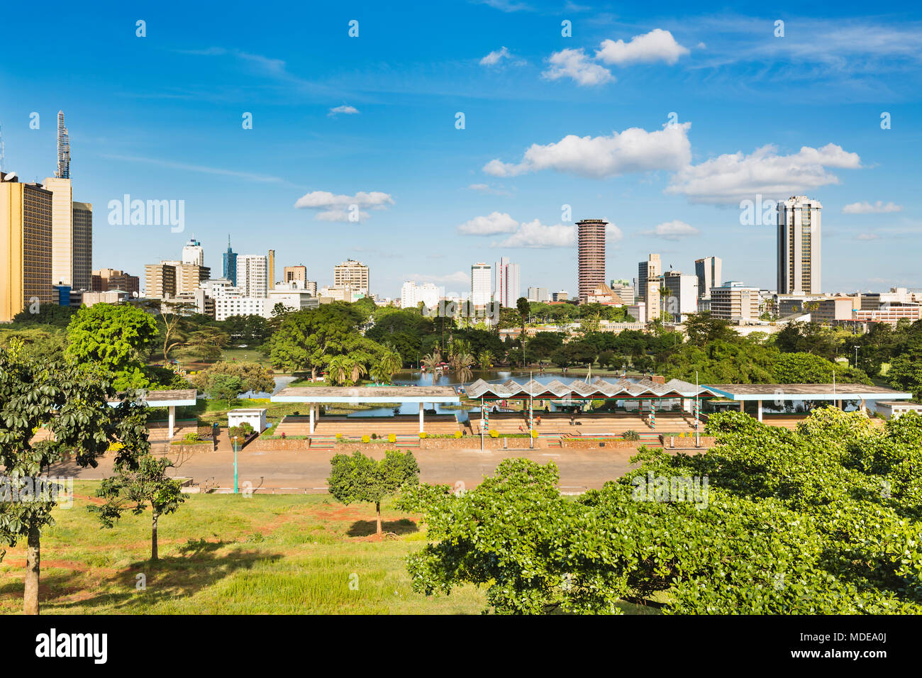 Vue sur les toits de Nairobi, Kenya avec Uhuru Park au premier plan. Banque D'Images