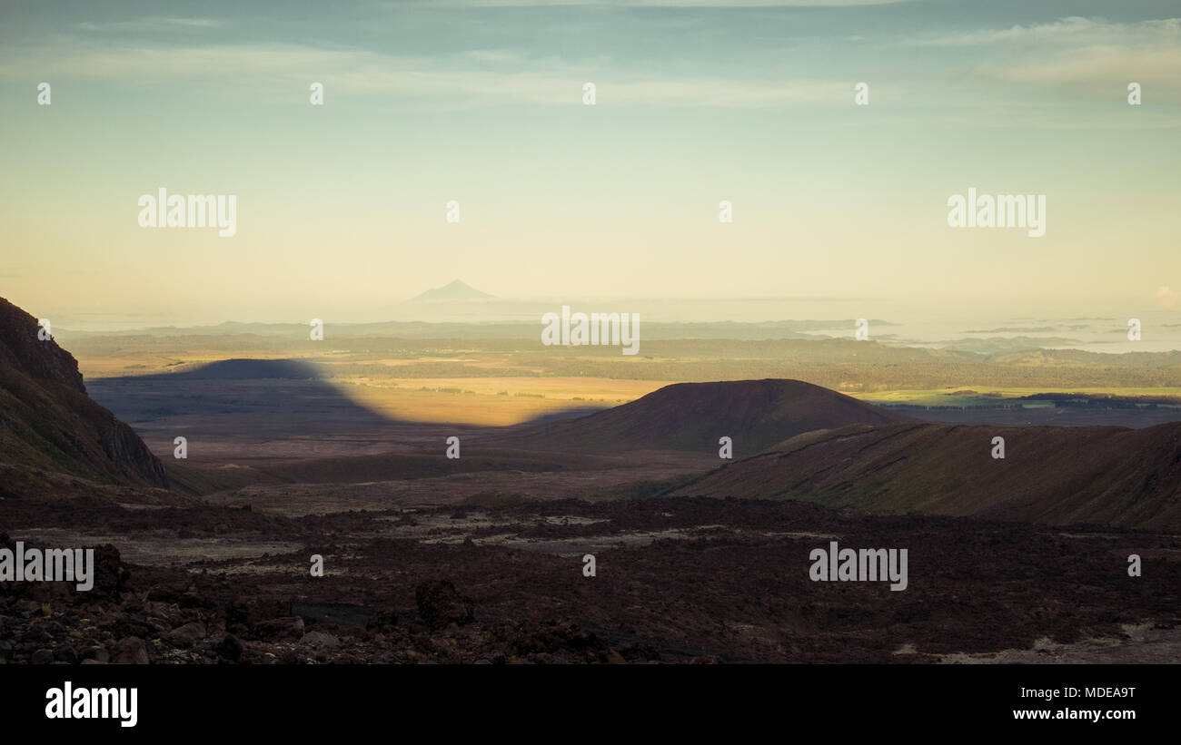 Vues en Parc National de Tongariro en Nouvelle-Zélande Tongariro Alpine Crossing, début de la voie, zone volcanique, le Mont Taranaki en arrière-plan Banque D'Images