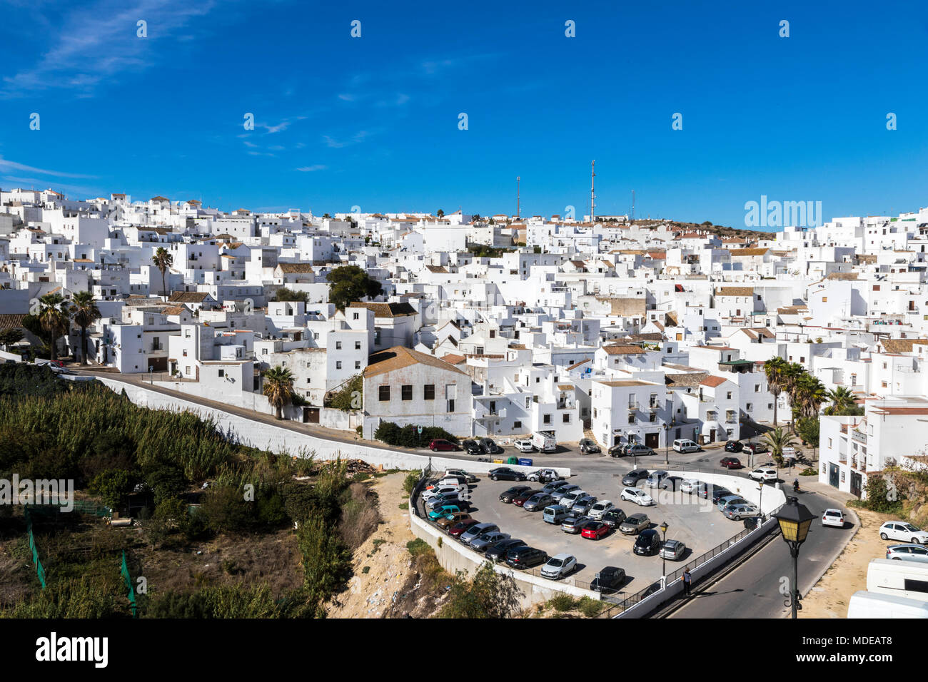 Vejer de la Frontera, Espagne. Une colline espagnol Pueblo Blanco (Ville Blanche) dans la province de Cadiz, Andalousie. Vue panoramique horizontal et lan urbain Banque D'Images