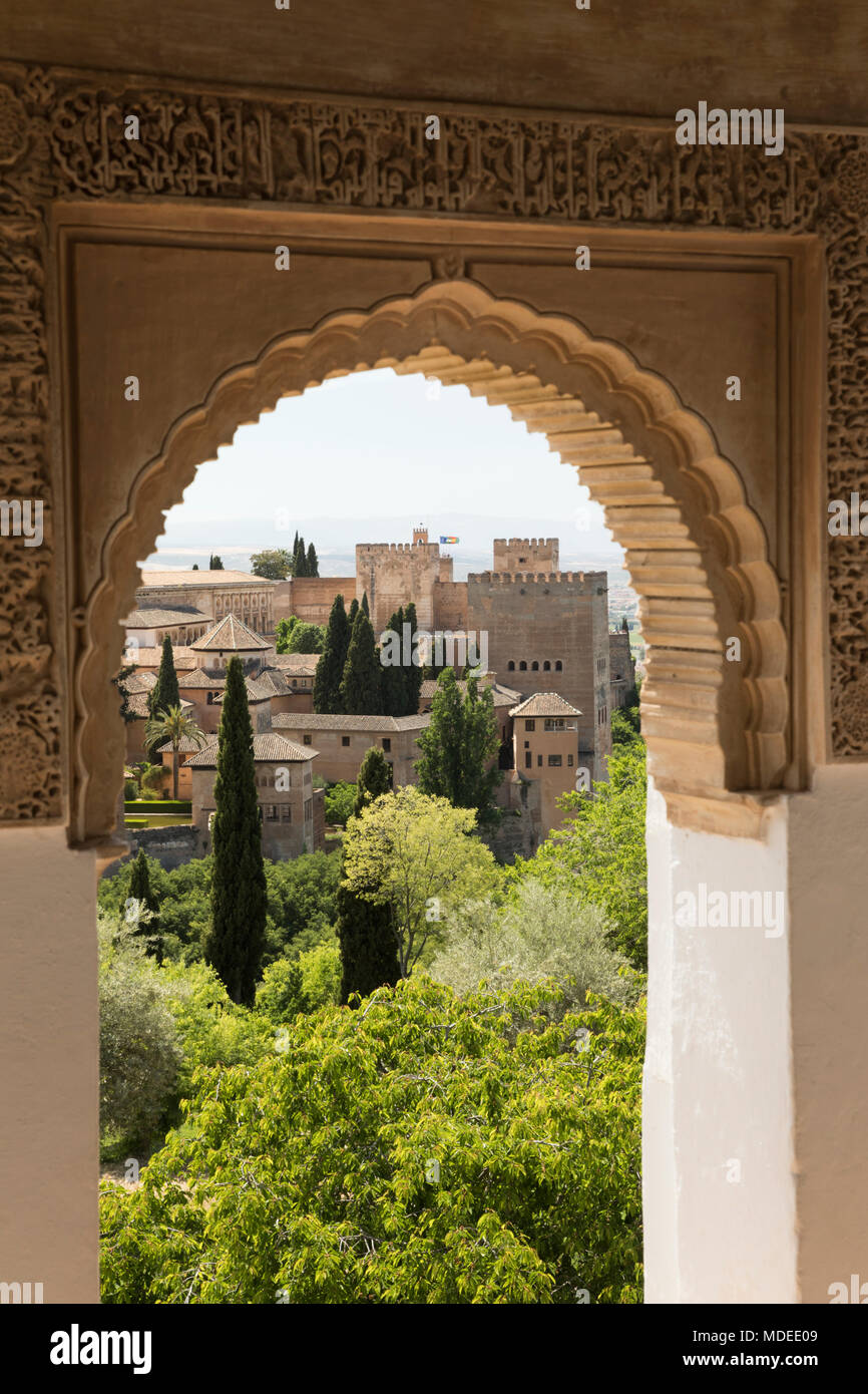 Vue sur l'Alhambra dans le cadre de style islamique arch, l'Alhambra, Grenade, Andalousie, Espagne, Europe Banque D'Images